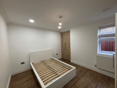 2 Bed Flat, Ilford, IG1 - Photo 2