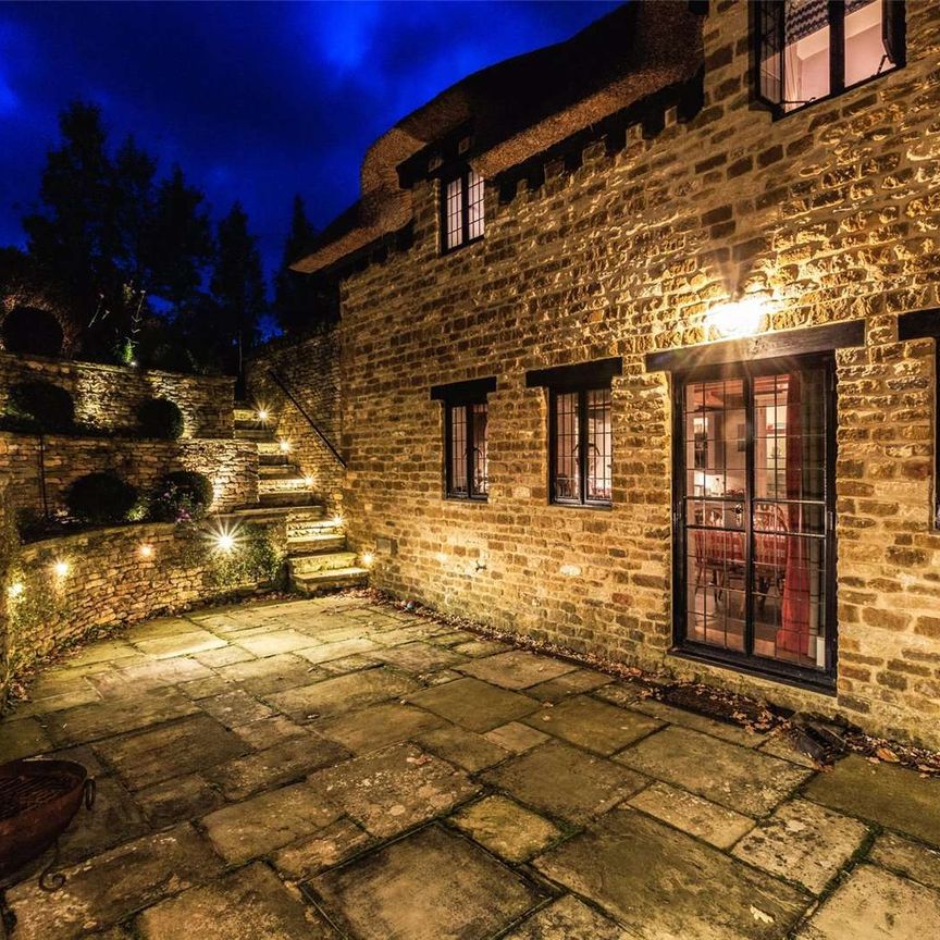 A quintessential English three bedroom chocolate box thatched cottage. - Photo 1