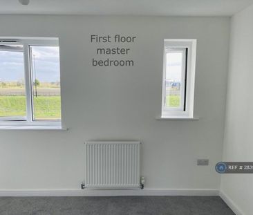 3 bedroom end of terrace house to rent - Photo 4