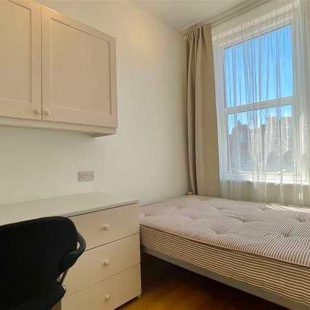 Finchley Road, London, NW3 - Photo 1