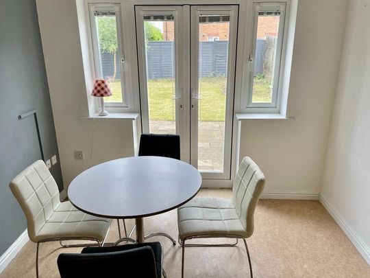 6 bedroom semi-detached house to rent - Photo 1