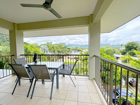 FULLY FURNISHED 1 BEDROOM APARTMENT - A STONES THROW FROM THE BEACH - Photo 2