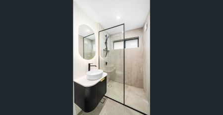 Fully renovated one bedroom apartment in great location - Photo 5