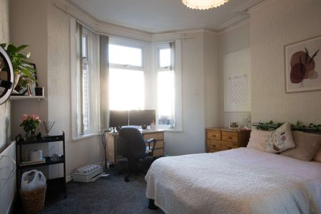 Complete with stylish loft conversion - Photo 4