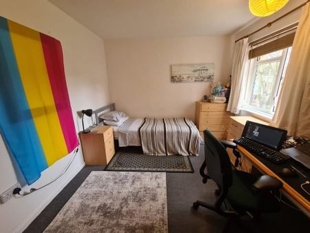 3 bedroom flat to rent - Photo 5