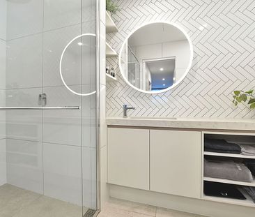 Curve Apartment - luxury in a lifestyle destination - Photo 4