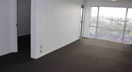 2 bedrooms, 2 carparks, 2 good 2 miss! - Photo 5