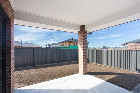 PERFECTLY LOCATED FOUR BEDROOM FAMILY HOME - Photo 3