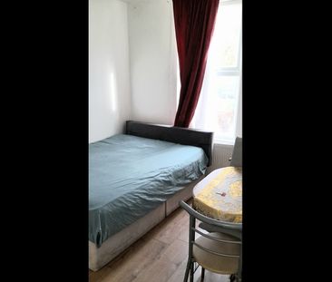 3 Bed Flat, London, E11 - Photo 4