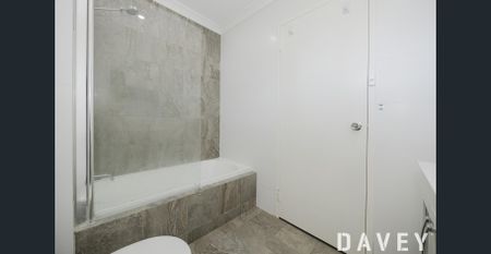 Spacious 3 Bedroom Two Storey - with huge backyard oasis! - Photo 4