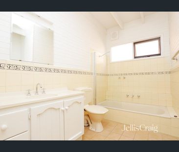 Captivating Cottage Central To Everything - Photo 6