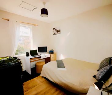 7 Beds 2 Baths - Photo 4