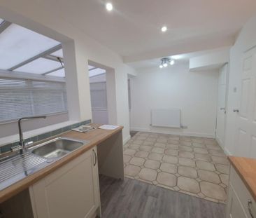 3 bedroom end of terrace house to rent - Photo 4