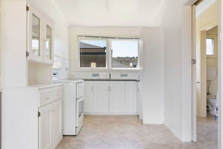 Neat & Simple Living! - Photo 4