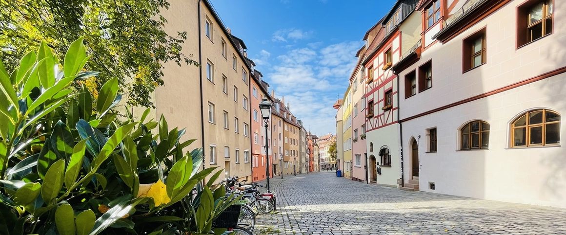 Berühmteste Gasse Nürnbergs! Schöne 3-Zi. Whg mit Sonnenbalkon in der Altstadt! - Foto 1