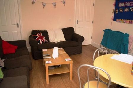 Fantastic 4 bed property. Recently refurbished, modern house - Photo 2