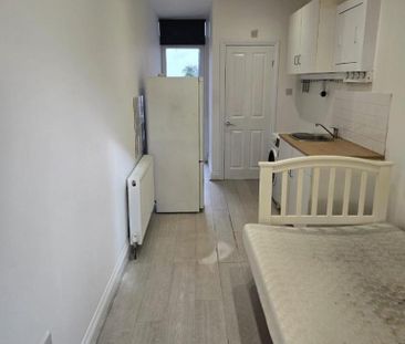 Studio to rent - Photo 2