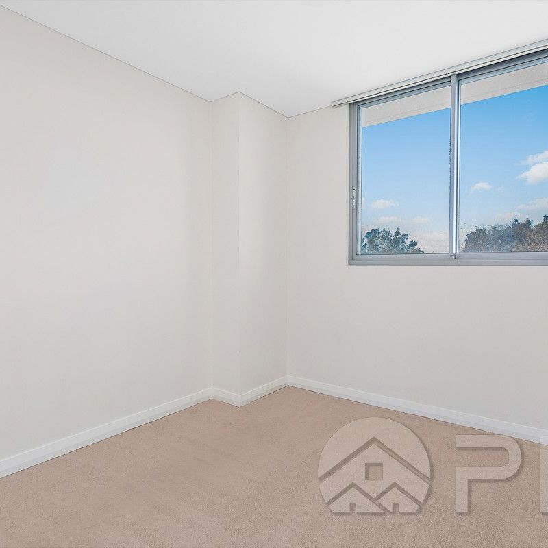 Spacious North Facing,3 Bedrooms Apartment on 9th Floor For Lease - Photo 1