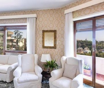Piccolomini-St-Peters: Spacious 4 bedroom, 5 baths. Large living room, formal dining, terrace with panoramic view of St. Peters, parking, air conditioning. Ref 1490 - Photo 6