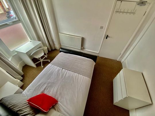 1 bedroom in a house share to rent - Photo 1