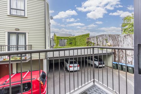 Fringe Area Townhouse - Photo 3