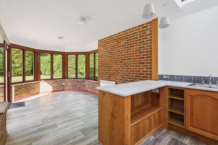 4 bedroom detached house to rent - Photo 2
