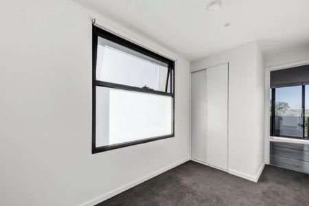 Elevated Living with Style, Comfort and Unbeatable Convenience! - Photo 4