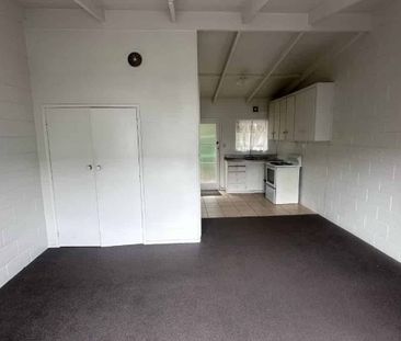 Bedsit Flat - Handy Position - Photo 2