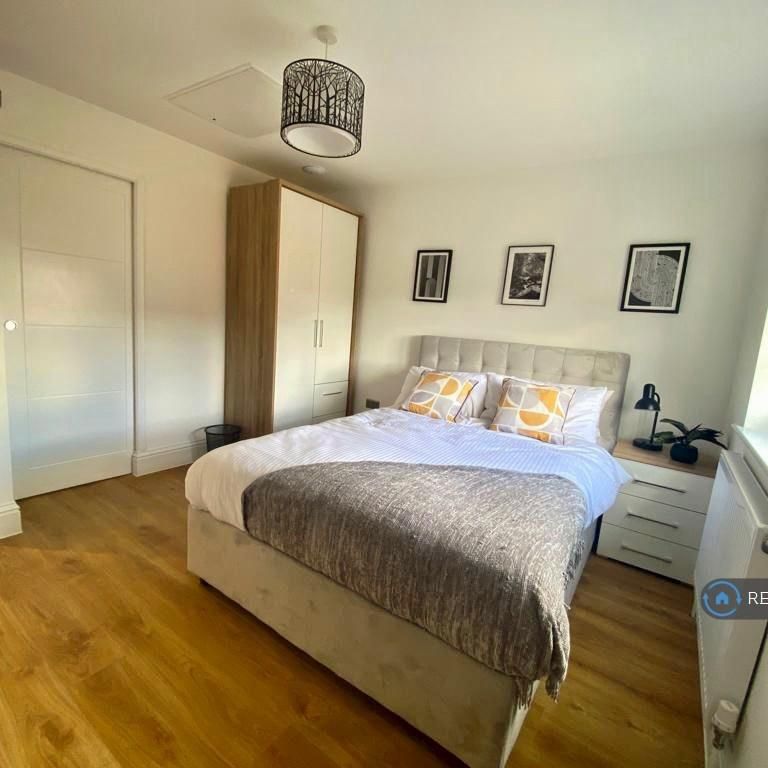 1 bedroom in a house share to rent - Photo 1