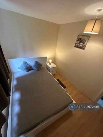1 bedroom in a house share to rent - Photo 2