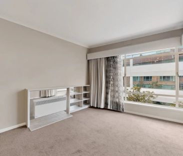 “Modern One-Bedroom Apartment in Prime St Kilda Road Location” - Photo 4