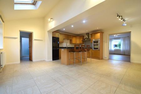 4 bedroom detached house to rent - Photo 2
