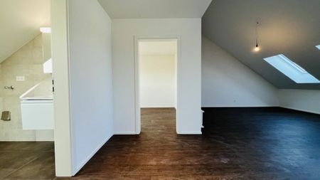 Totalsanierte 2.5-Zimmer-Wohnung mit Balkon und eigenem Waschturm - Foto 3