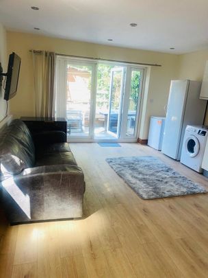 1 bedroom in a flat share to rent - Photo 1