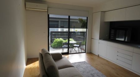 Spacious One Bedroom Apartment - Photo 2