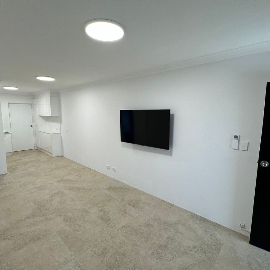 TWO BEDROOM RENOVATED UNIT! - Photo 1