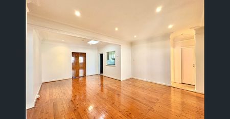 Ultimate Convenience 4 Bedroom House in prime location - Photo 3