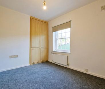 2 bedroom end of terrace house to rent - Photo 3