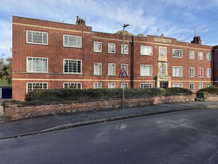 3 Bedroom Flat in Norwich with new kitchen and off road parking - Photo 5