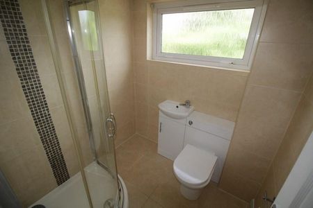 2 bedroom end of terrace house to rent - Photo 5