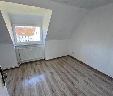 Moderne 2-Zimmer-Dachgeschosswohnung mit kernsaniertem Bad – Sofort... - Foto 1