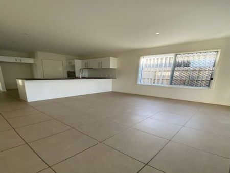 Stunning Low Set Home in Wynnum West&excl; - Photo 4