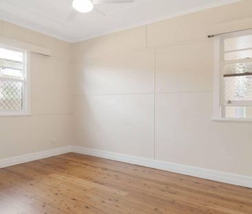 Charming three-Bedroom Home! - Photo 2