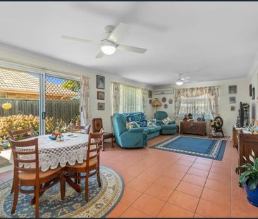 Peaceful Living in Beautiful Elanora - Photo 2