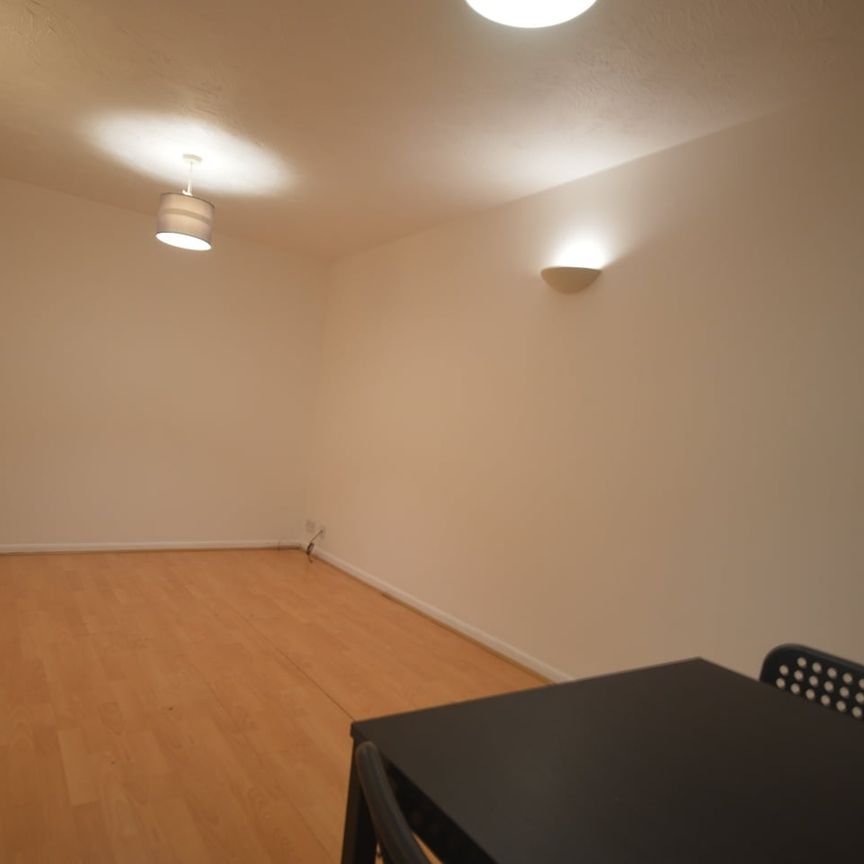 2 Bed Flat, Westcott Park, W3 - Photo 1