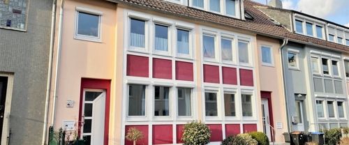 TOP GEPFLEGT! Helle 2-Zimmer-Wohnung im 2-Familien-Haus mit Garage, rückwärtigem Balkon, schicker Einbauküche und Kellerraum in ruhiger aber dennoch zentraler Lage - Photo 1