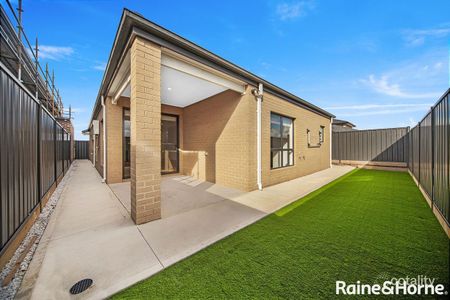 Modern 4 Bedroom Tarneit Home! - Photo 2