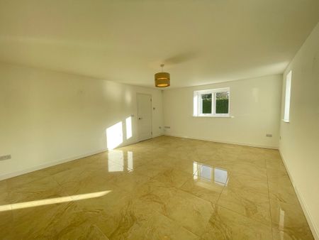 4 bedroom Detached House to let - Photo 3