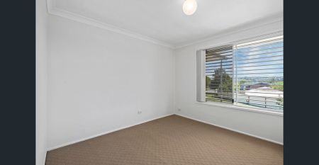 LOVELY FAMILY HOME & LARGE SHED - ENTERTAINERS DELIGHT WITH BAR - Photo 5