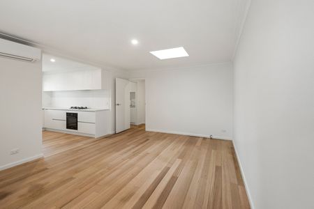 STUNNING RENOVATED TWO BEDROOM HOME IN PRIME MENTONE LOCATION - UNFURNISHED - Photo 2